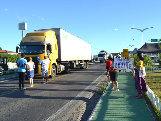 Livro sobre saúde emocional é distribuído aos caminhoneiros na BR-116 em Araci