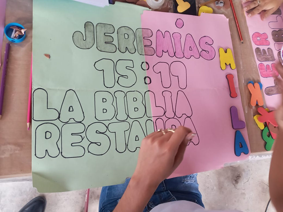 Preparando cartelones para la marcha La Biblia Tiene la Respuesta