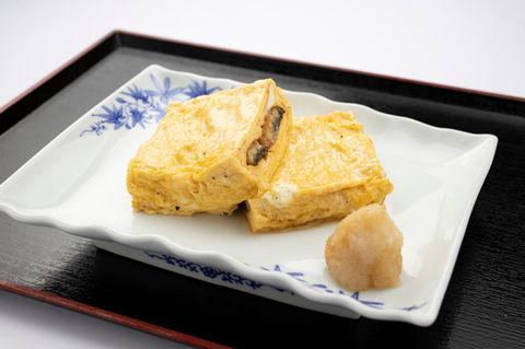 国産の厳選したうなぎを巻いたふっくらした玉子焼き、うまき