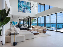 Residência as margens da Baía de Biscayne em Miami projeto por Léo Shehtman