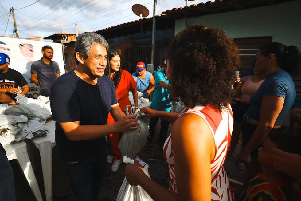 Osmar Filho entrega pescado a moradora, contribuindo para o combate à insegurança alimentar