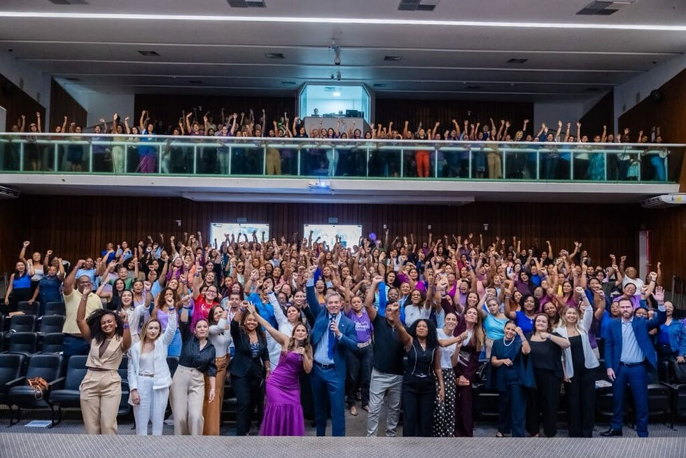 Deputado estadual Neto Evangelista e vereadora Thay Evangelista com mulheres participantes do projeto ‘Empreende, Merma’
