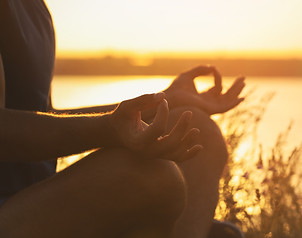 Autoayuda meditación mujer meditando puesta de sol sunset meditation
