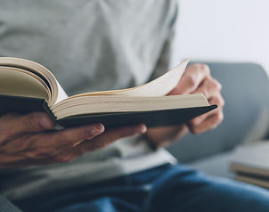 Autoayuda libros hombre leyendo un libro