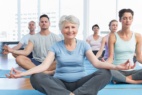 personnes assises en lotus