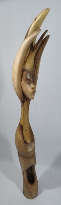 The girls with birds in her heir
134,5x39x17 cm
walnut wood