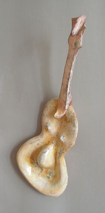 Chitara
61x24x20 cm
papier mache