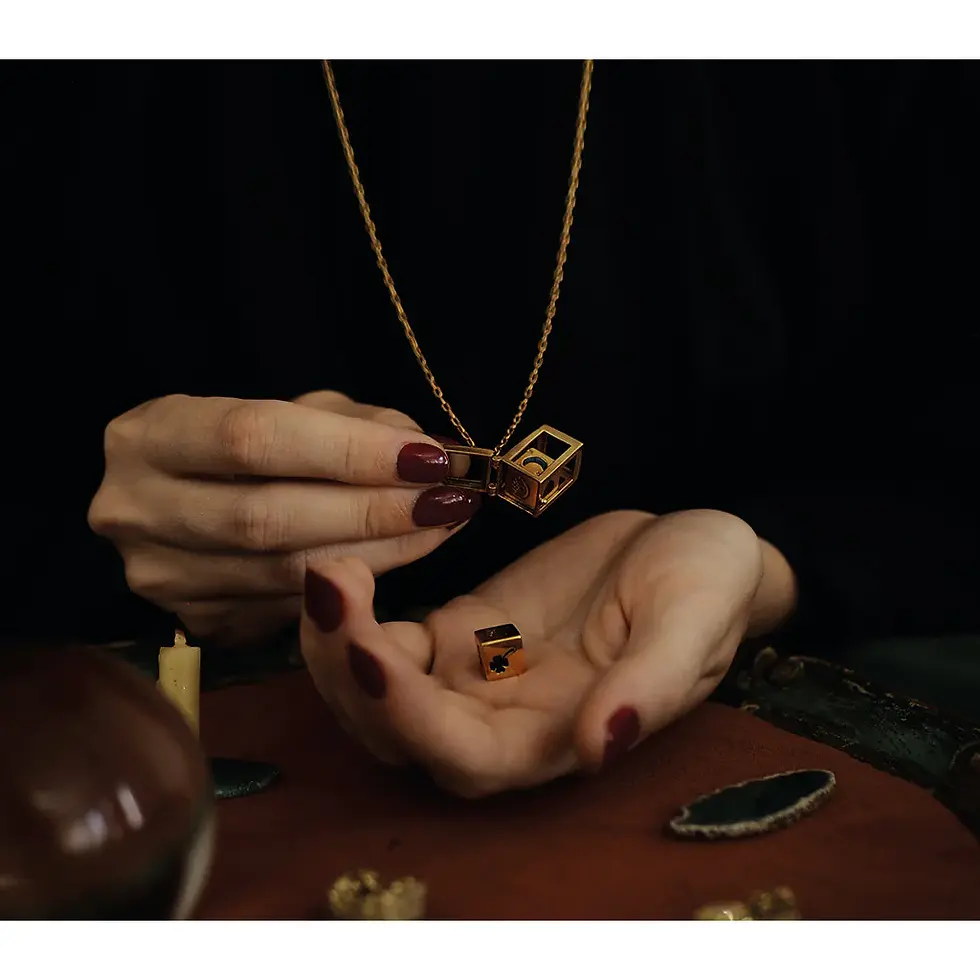 Miniature : Collier Sacha cage dés