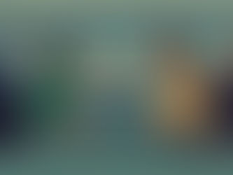 Illustration zum Thema psychologische Effekte in Organisationen: Zwei Teams ziehen im Sitzungszimmer an einem Seil, Kaffee spritzt, Sinnbild für Teamdynamik, Konflikte und Change.