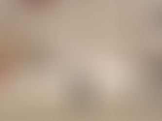 Führungskraft vor einer komplexen, vernetzten Wissenslandschaft mit digitalem Kompass und klarer Route – Wissensmanagement für Führungskräfte vom Informationsüberfluss zur konkreten Handlung.