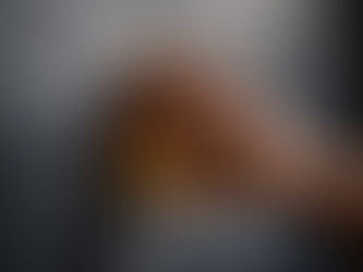 Nahaufnahme einer Hand, die mit einem gelben Schwamm eine dunkle Tafel oder Wandfläche reinigt. Wasser und Seifenlauge laufen in Streifen nach unten, während weisse Rückstände sichtbar weggewischt werden. Das Bild symbolisiert Future Skill Unlearning: Altes bewusst entfernen, um Klarheit zu gewinnen und wieder Freiraum für Neues zu schaffen.