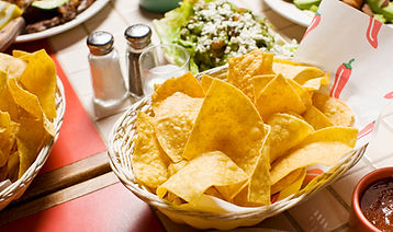 Tortilla chips dans un panier 
