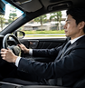 専用車で墓地へ移動する車内の様子