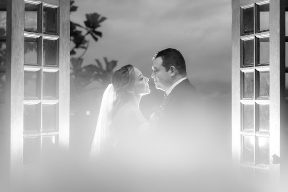 Newlywed couple celebrating at Marriott Belén, surrounded by elegant architecture and lush gardens — timeless wedding photography in Costa Rica.
