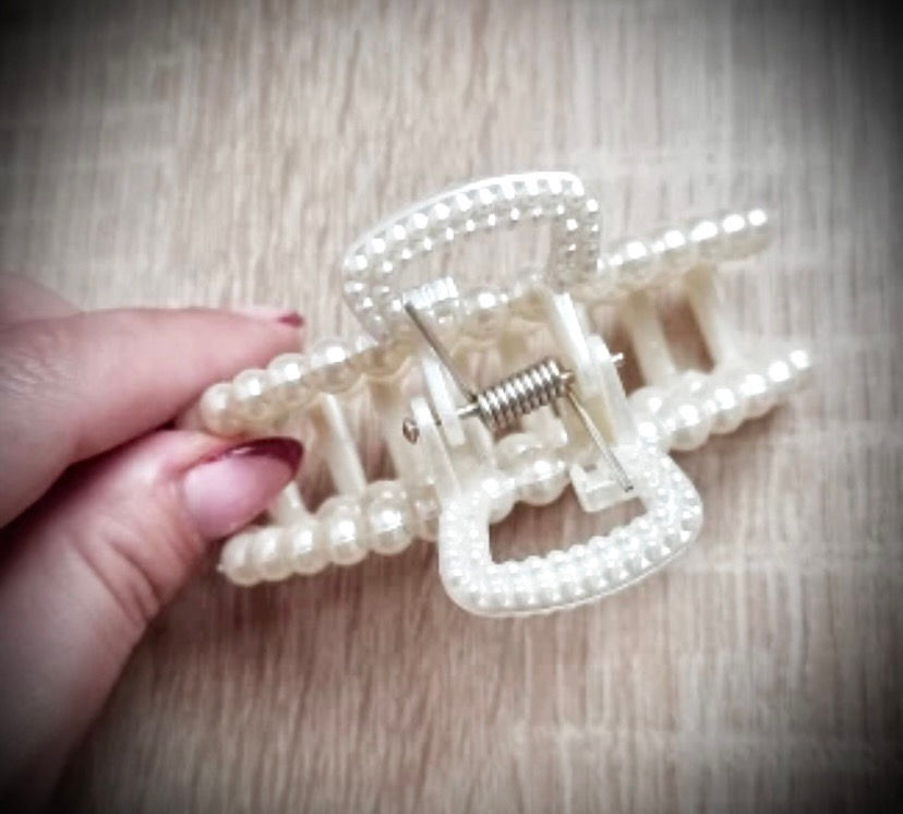 Thumbnail: Hárklemma við perlum