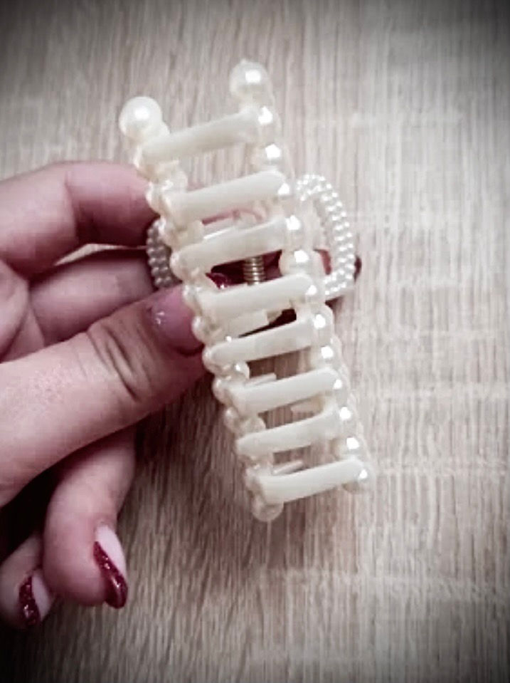 Thumbnail: Hárklemma við perlum