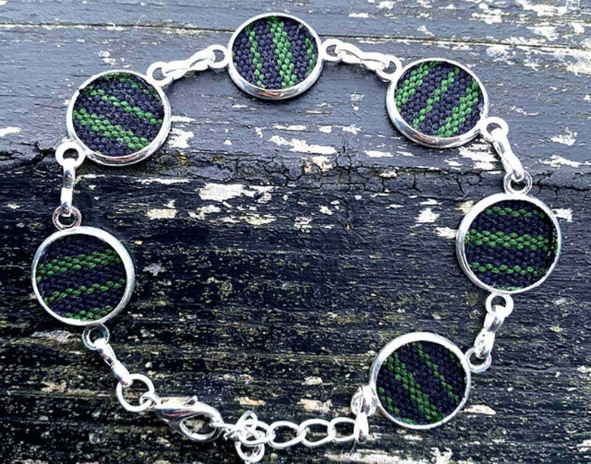 Thumbnail: Armband viđ føroyskum ullintum vovnum toyđi - Ymiskar litir