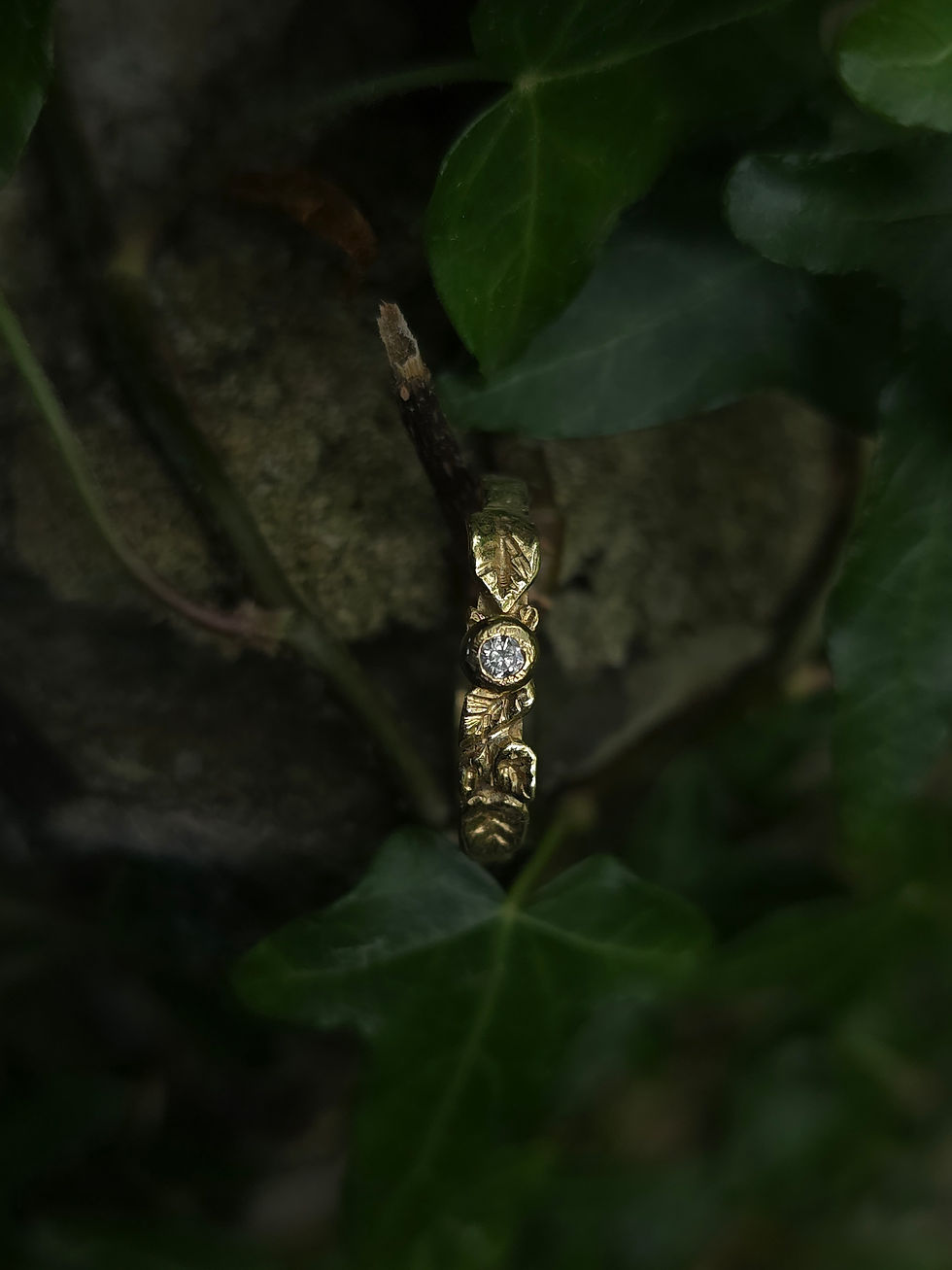 Thumbnail: Leaf ring with diamond