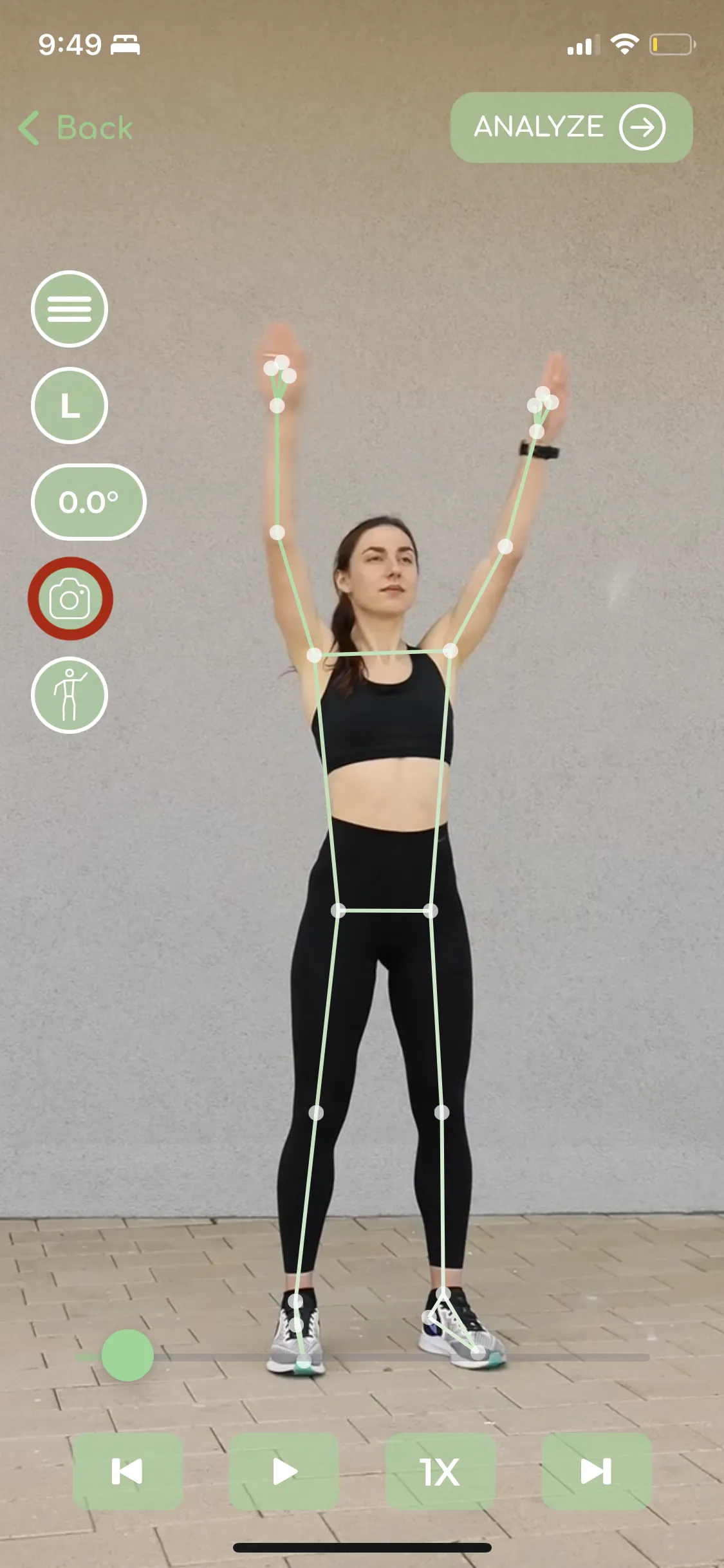 An image of an athlete using Yogger, the snapshot button is highlighted.