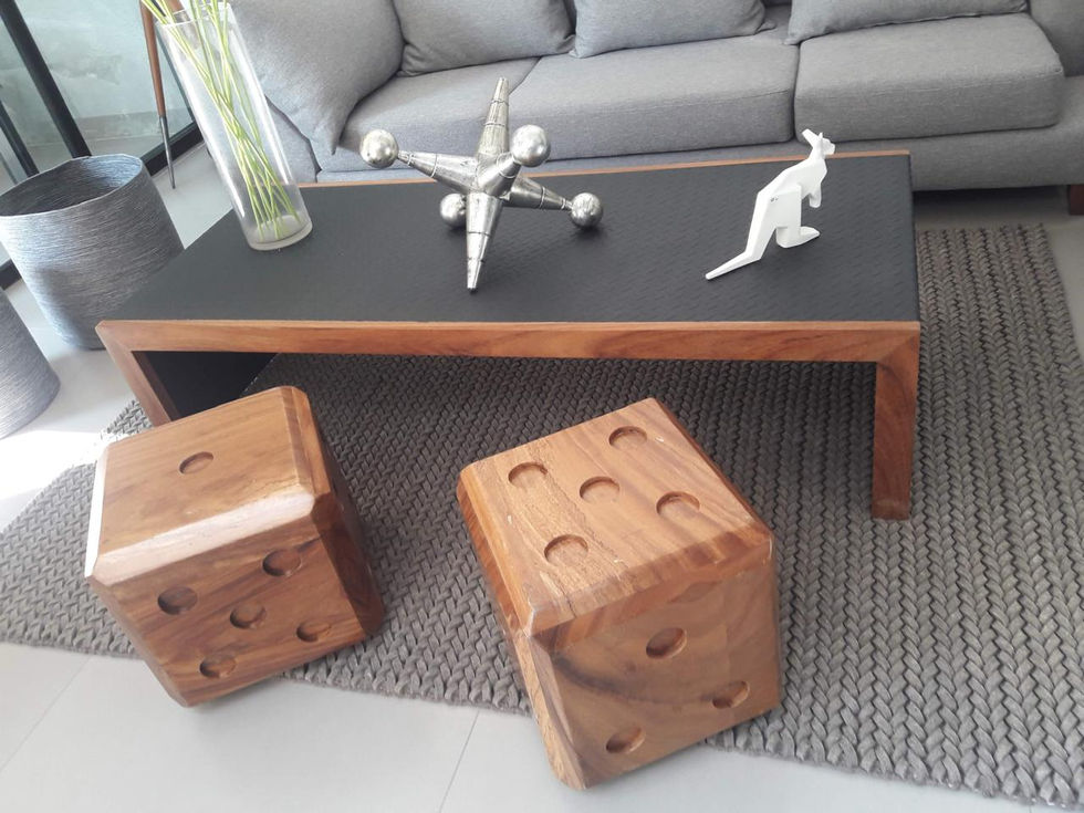 mesa de centro y dados de madera