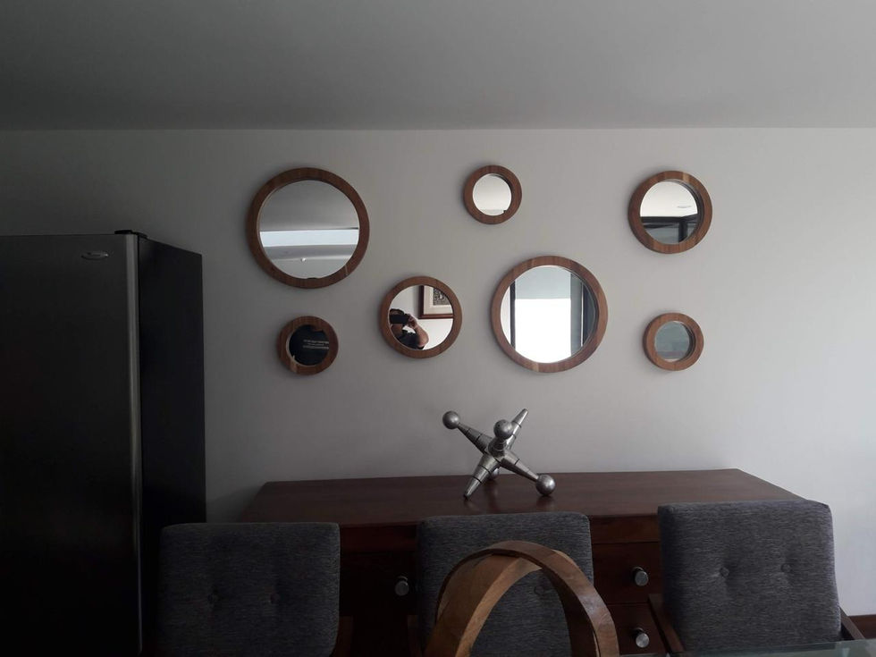 credenza de parota y espejos con contornos de madera