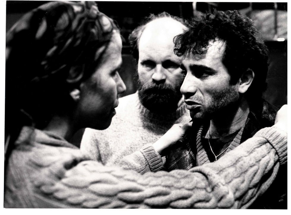 משה איבגי. רם לוי. רבקה בכר. על סט לחם_ 1986_צילום מיכאל מרגוליס.jpeg