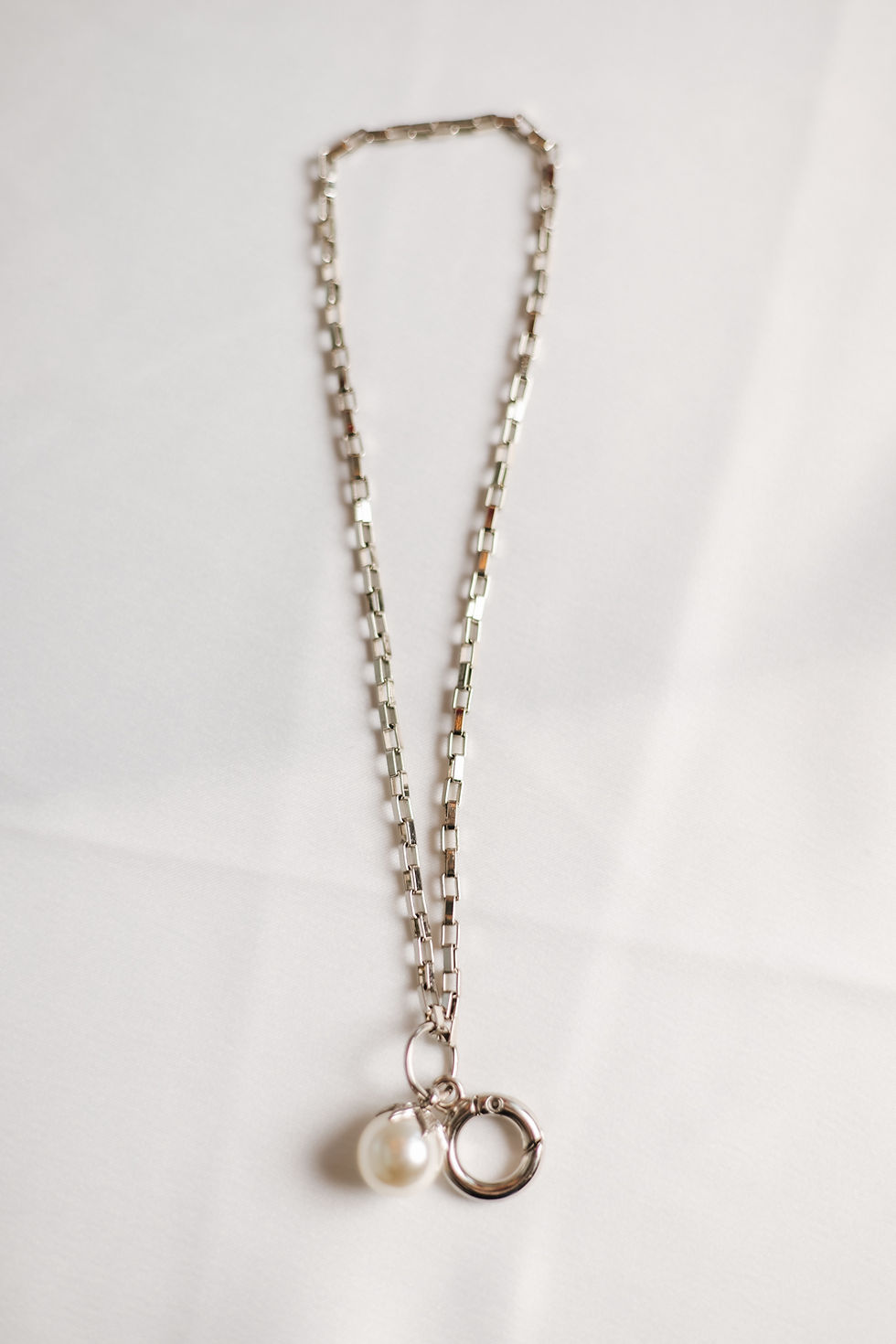 Pulseira de Celular Perola Prata - corrente artesanal prateada com detalhe em perola