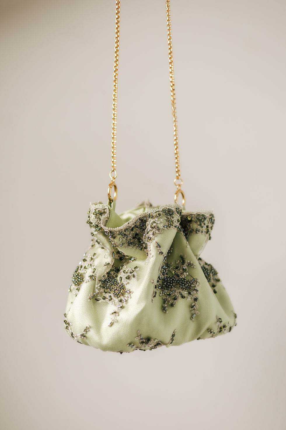 Bolsa Lume - bolsa-joia bucket em renda 3D e zibeline verde
