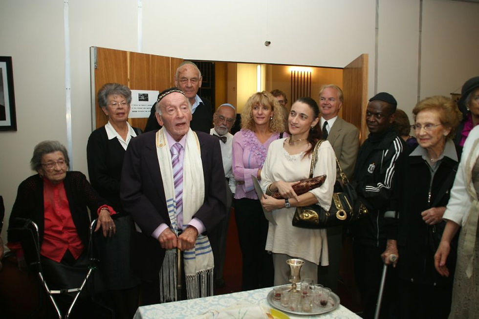Benny thanks the Temple Israel congr