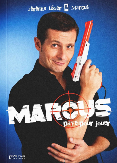 Cover of Marcus: Payé pour Jouer by Jérémie Léger and Marcus, featuring a smiling man holding a classic NES Zapper light gun to his head like a secret agent. The title appears in bold white text with a red target over the “O,” and the background is a gradient of deep blue. Published by Pix’n Love Editions.