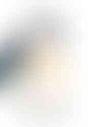 Japanese edition of Disrupting the Game. The design features Reggie Fils-Aimé sitting confidently on the left in a dark suit, with large vertical Japanese text across the white background. The English subtitle "From the Bronx to the Top of Nintendo" is also included.