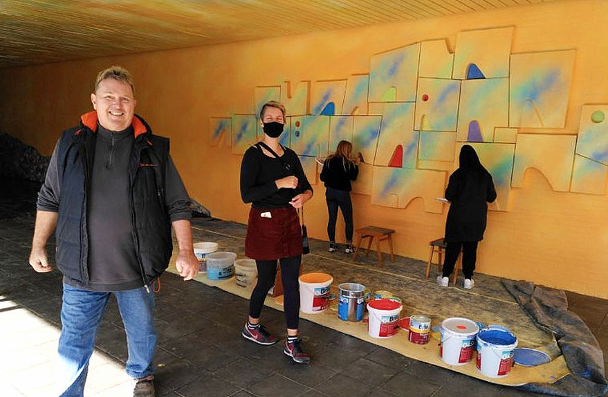 Die Helene-Lange-Realschule in Essen-Steele widmet sich seit vielen Jahren der Kampagne ‚Schule der Zukunft‘. Auf Anfrage des Lehrerkollegiums fertigte Robert Kaller Entwürfe zur Umgestaltung der ‚in die Jahre gekommenen‘ Pausenhalle. Die Ideen wurden im Sommer 2020 gemeinsam mit den Schülern umgesetzt.