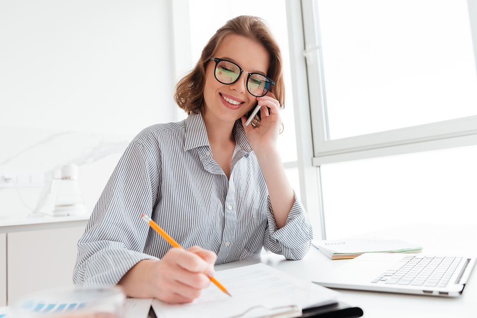 Adjointe immobilière virtuelle vs. adjointe en interne : quelle est la meilleure option pour les courtiers immobiliers ?