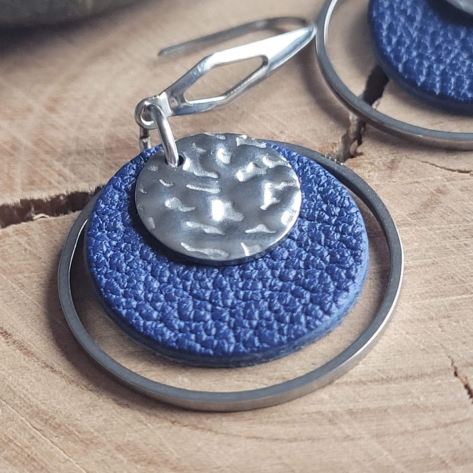 Boucles d'oreilles en acier inoxydable et cuir bleu foncé