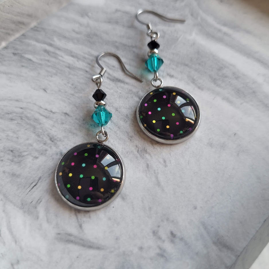 Miniature : Boucles d'oreilles cabochon noir et pois multicolors, acier inoxydabble argenté