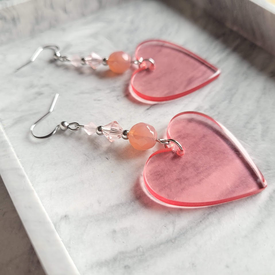 Miniature : boucles d'oreilles en acier inoxydable argenté, cœur en acétate de cellulose, perles en cristal de verre de Bohême