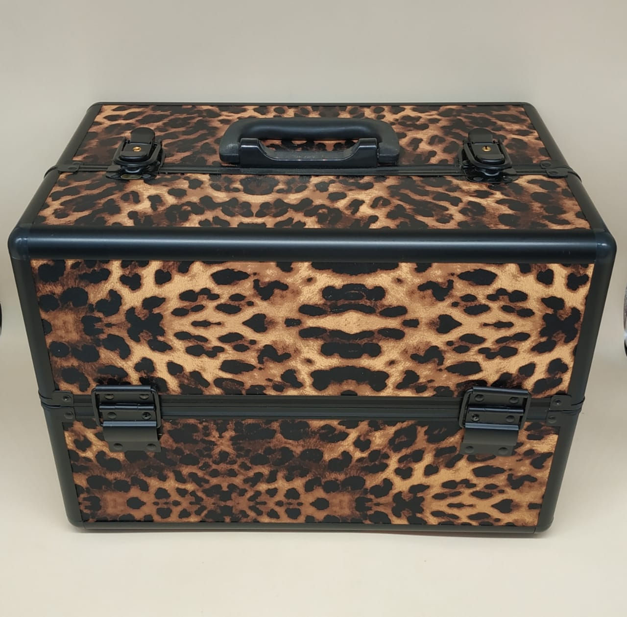 Caja para maquillaje o pinta unas