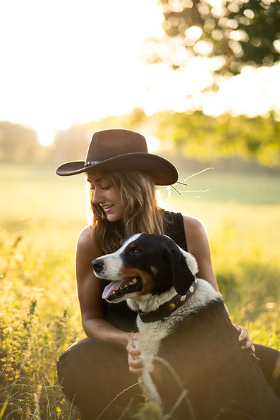 Portretfoto tijdens zonsondergang met hond