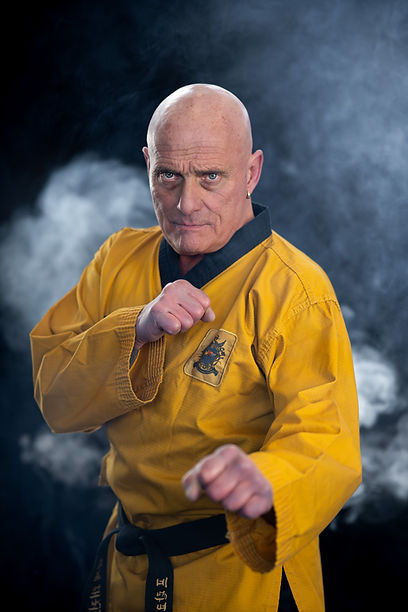Man in taekwondo kleren, zwarte band, gefotografeerd door Roos de Vlieg vechtsportfotograaf