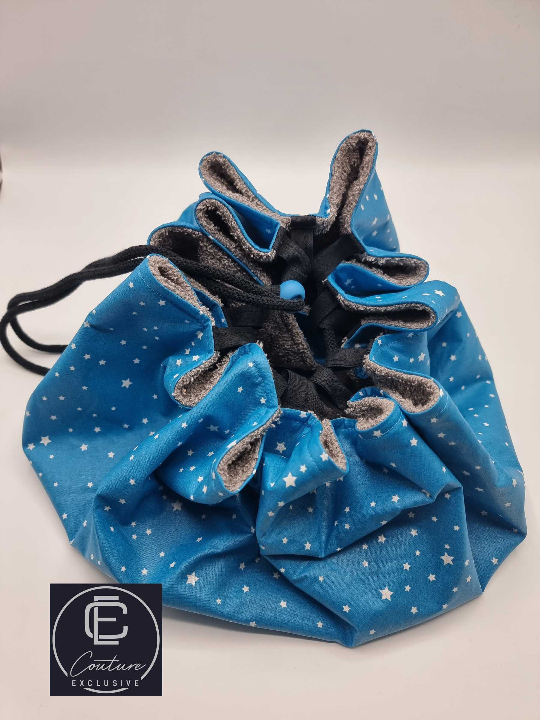 Tapis piscine bleu avec étoiles