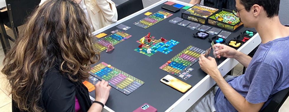 Pessoas jogando jogos de tabuleiro na Arena BG