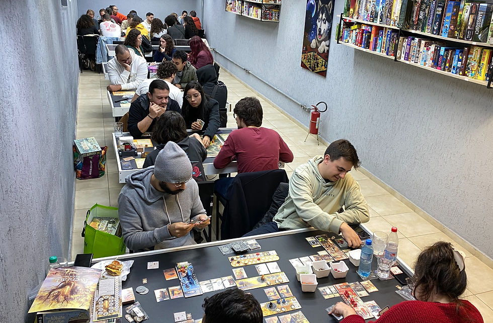 Pessoas jogando jogo de tabuleiro na Arena BG
