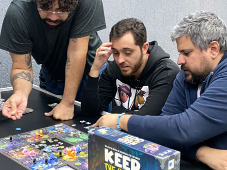 Jogando jogo de tabuleiro na Arena BG