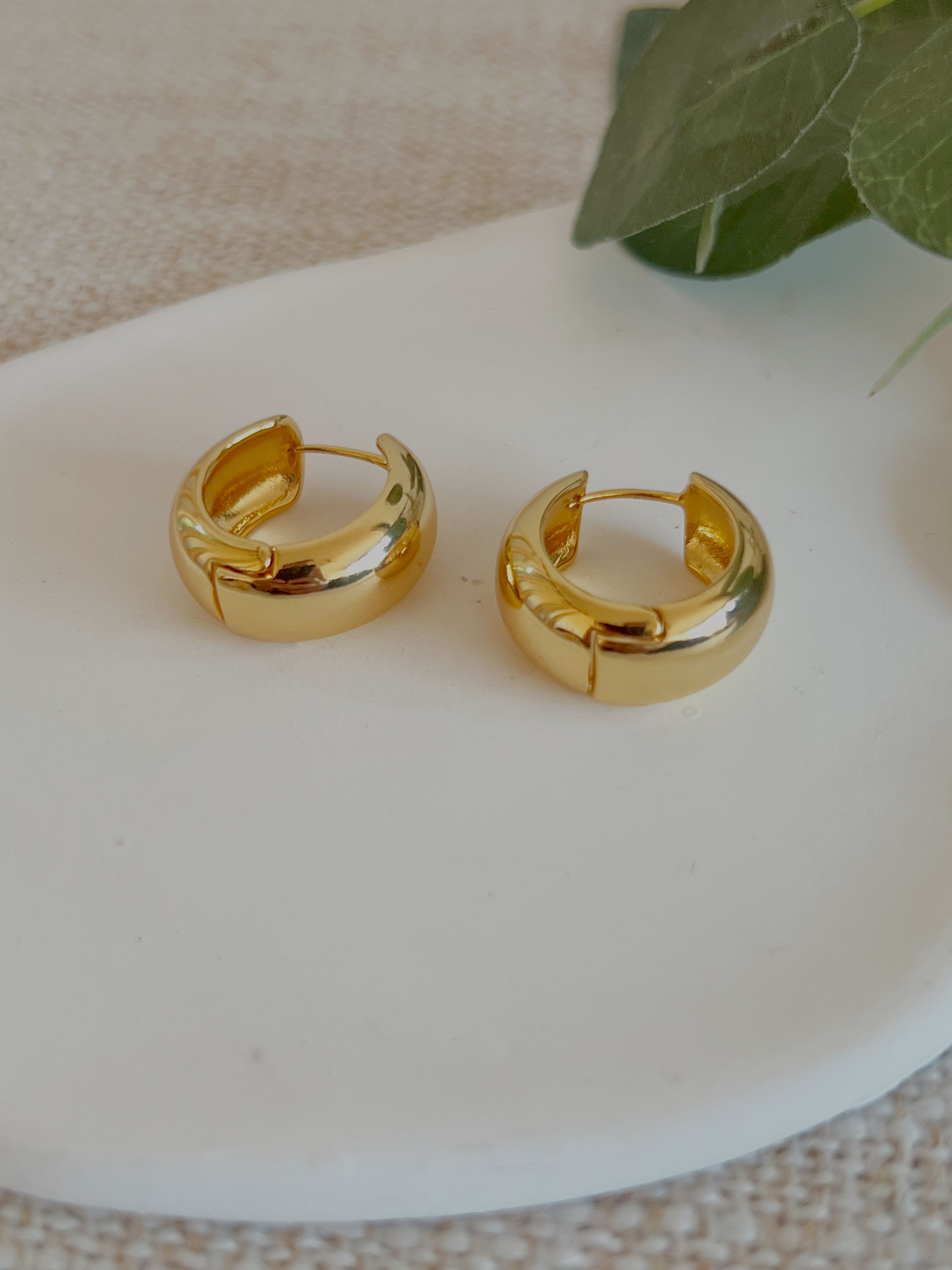 Argolla hueca huggie 