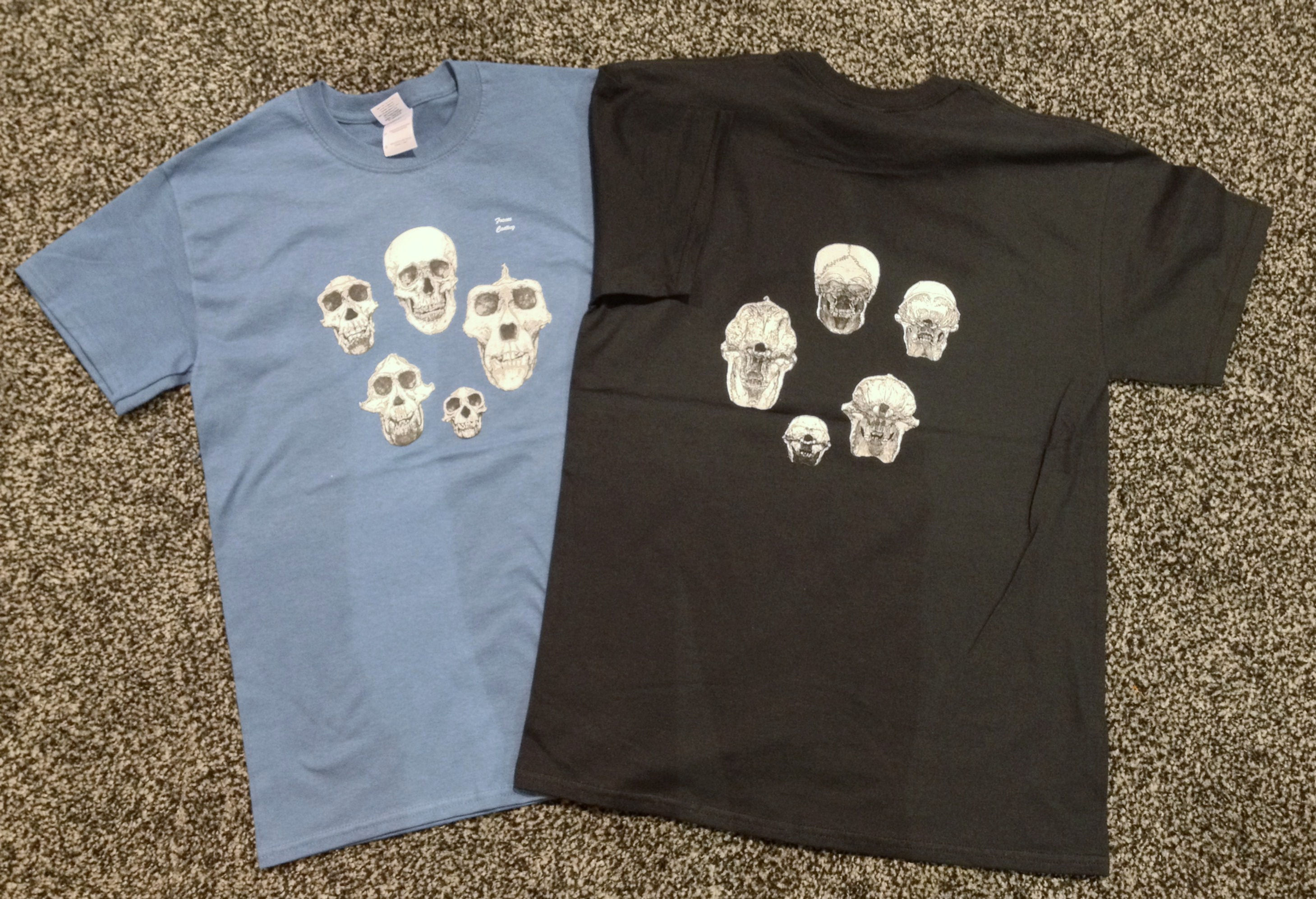 ਡਰਾਇੰਗ ਦੇ ਨਾਲ ਰੰਗੀਨ ਟੀ-ਸ਼ਰਟ