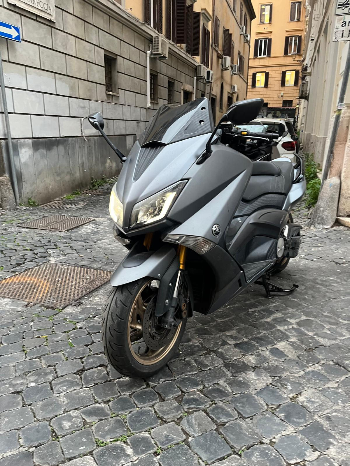 YAMAHA T-MAX 530