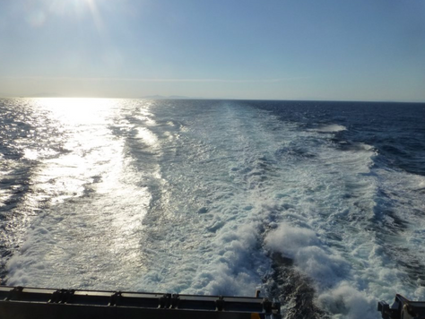 NOYÉ DE BLEU SOUS LE CIEL GREC