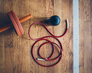 Equipamentos de ginástica em um assoalho