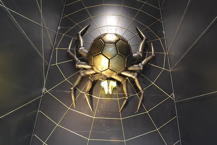 escenografia Araña Nike Fluye productora Nike botines decoracion shopping