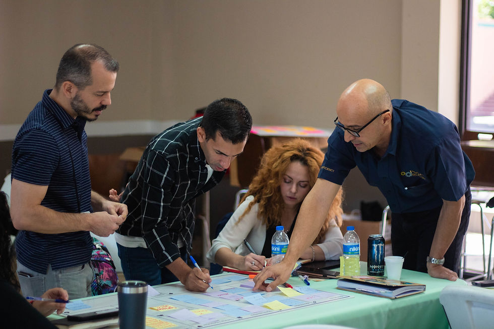 Startup Weekend - Utuado 2019 - Participantes aclarando dudas.jpg